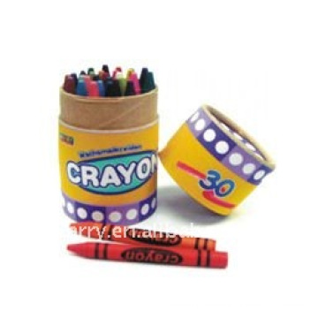 Crayons de petite taille dans la boîte de couleur